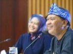 Oded Pelototi Camat Dalam Pemberian Pelayanan