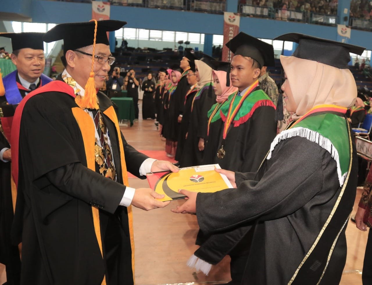 1.614 Mahasiswa UPI di Wisuda
