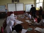 Kegiatan Belajar Mengajar di SDN Mekar Jaya Paseh Tak Nyaman