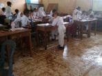 Terpaksa Belajar di Ruang Kelas Bocor