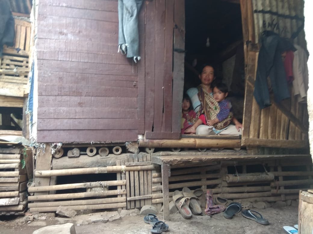 Waduh….Kandang Kambing Jadi Rumah Tinggal 7 Orang