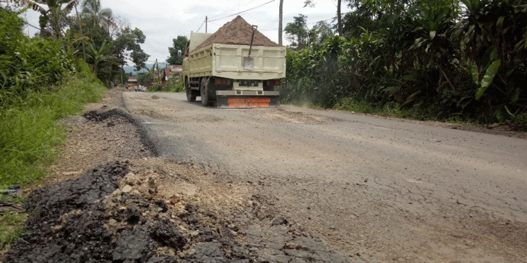 Baru Diperbaiki, Jalan Raya Di Subang Rusak Lagi
