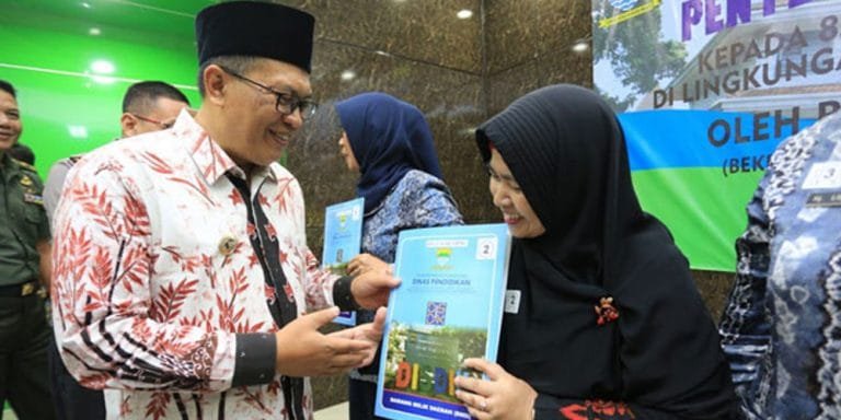 Pemkot Bandung Serahkan 85 Sertifikat Tanah Sekolah