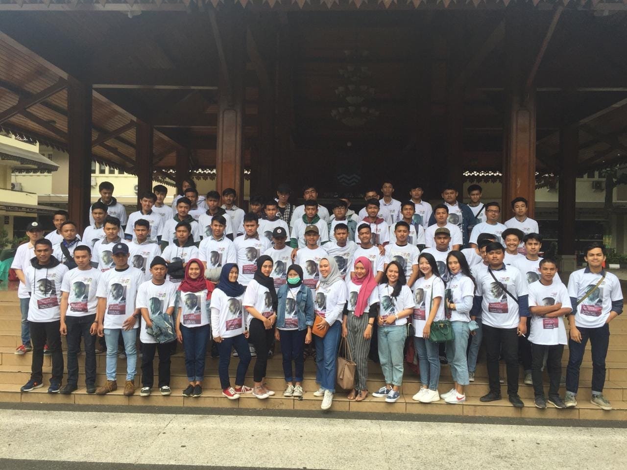 Dengan Ramah Kaum Milenial Ajak Warga Cimahi Memilih Jokowi