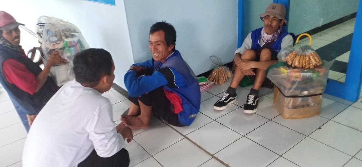 Imam Syafei Peduli Nasib Pedagang Asongan
