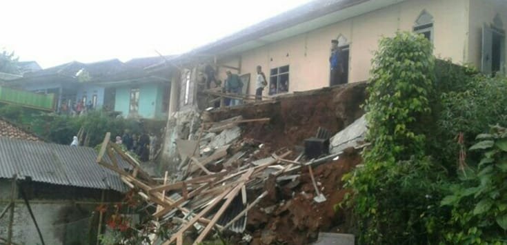 Masjid Al-Ikhlas Ciwidey Hampir Ambruk