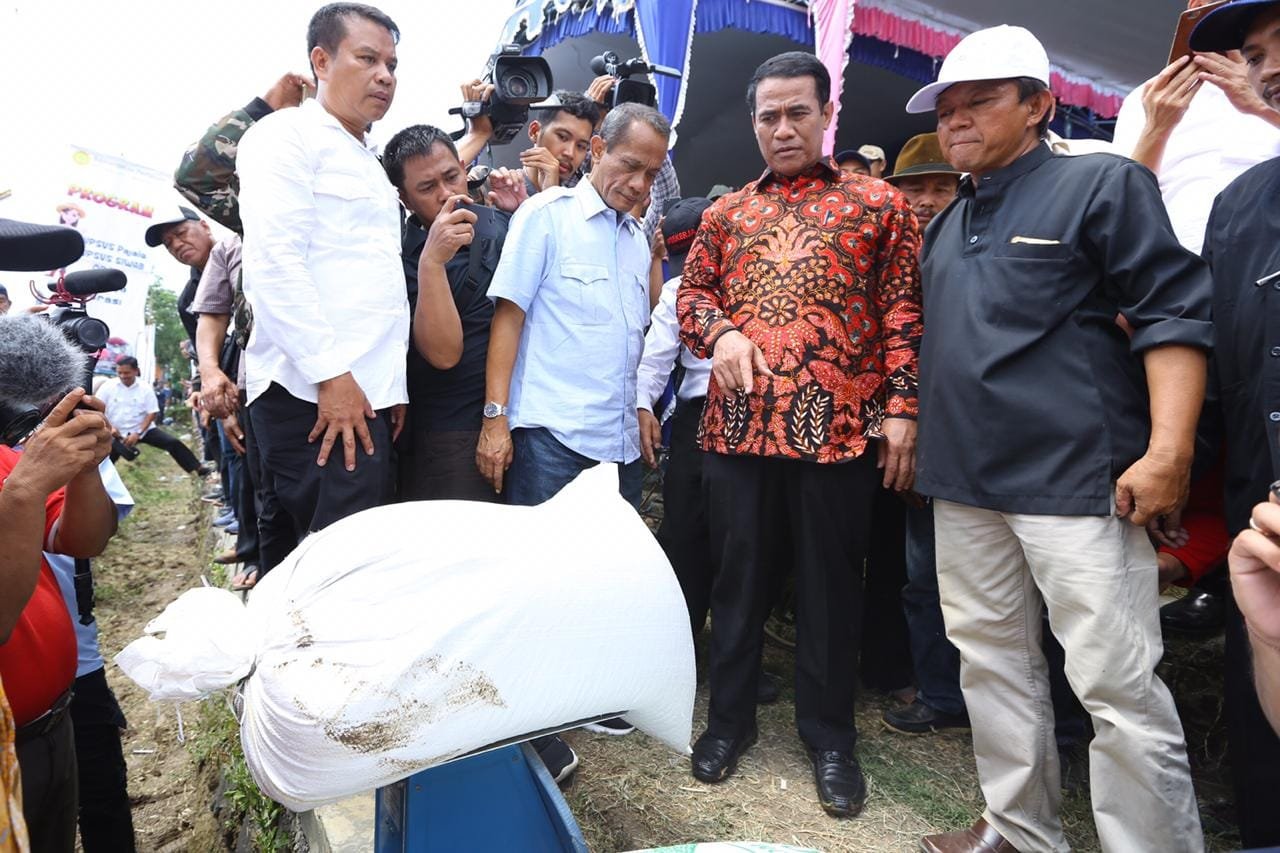 Di Indramayu, Mentan Amran Minta Bulog Serap Gabah Secara Cepat