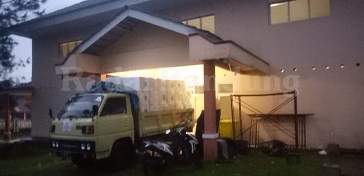 Distribusi Kotak Suara Terhambat Hujan
