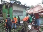 Tanggul Jebol Dua Rumah Bilik Roboh