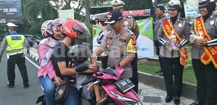 Polres Subang Bagikan Takjil ke Pengguna Jalan