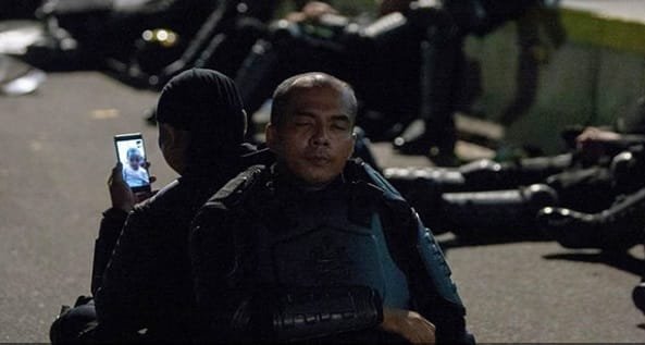 Amankan Aksi 22 Mei, 2 Polisi Saling Bersandar, Lelah dan Rindu Rumah