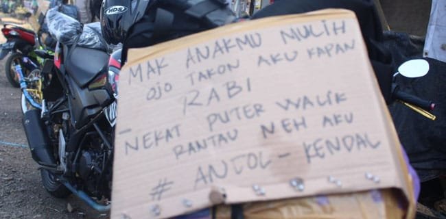 Pesan Pemudik Roda Dua Ini Nyeleneh