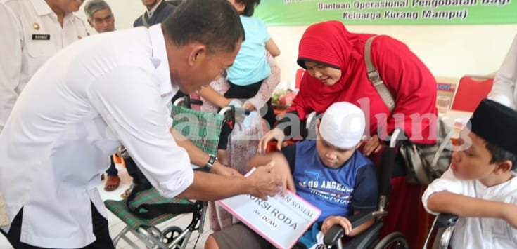 Bupati Subang Bagi-bagi Kursi Roda