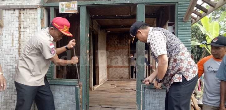 Berbahaya, Bupati Subang Robohkan Rumah Warga