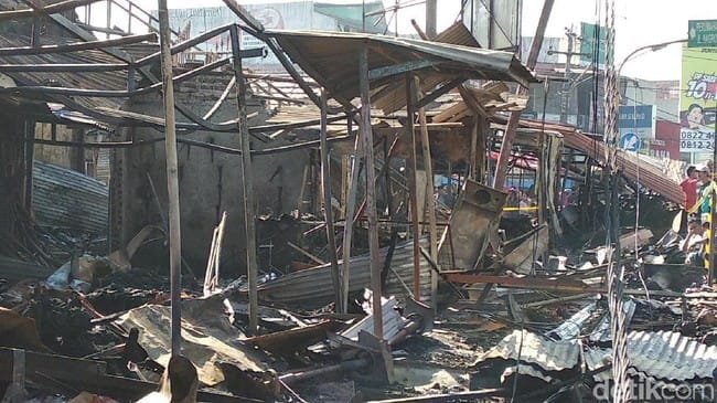 88 Kios Hangus Terbakar Akibat Konsleting Listrik