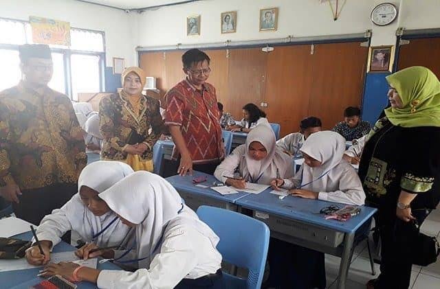Batasan Usia Masuk SMPN Langgar Wajib Belajar 12 Tahun