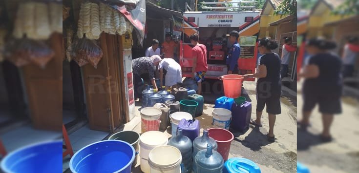 Anak-Anak Pergi Sekolah Tanpa Mandi
