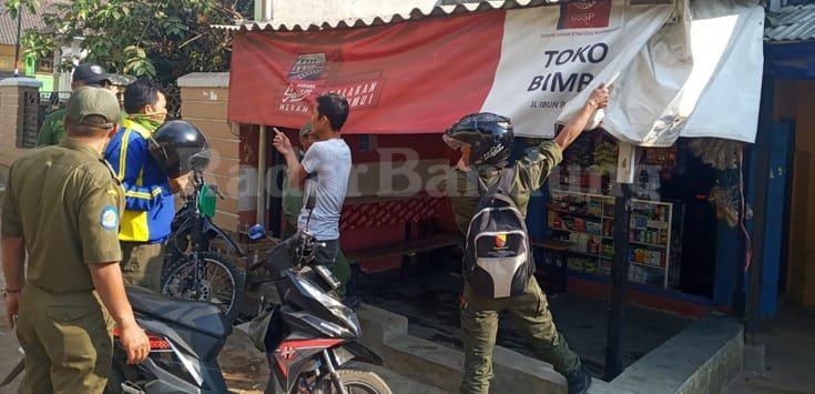 Pol PP dan Linmas Babat Iklan Rokok