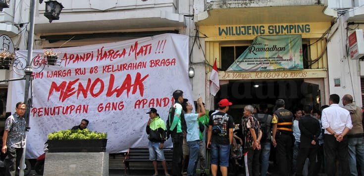Warga Protes Penutupan Gang Apandi