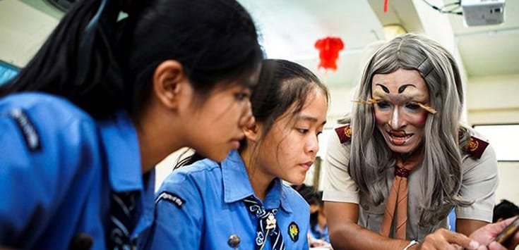 Guru Memakai Riasan Antik Siswa Asyik