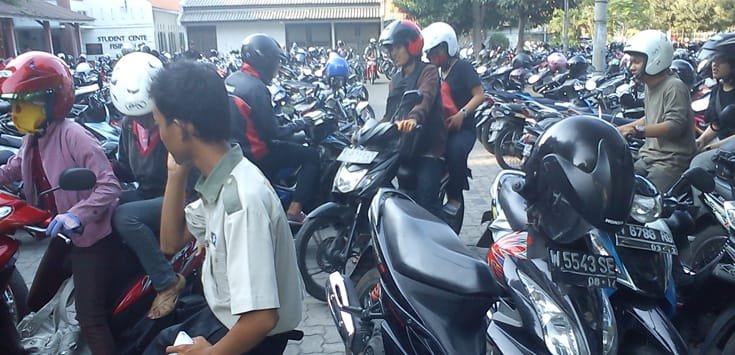 Pencuri Motor Incar Area Parkir Resmi
