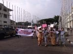 Mensukseskan Pelantikan Presiden Alam Jabar Bagi-bagi Bunga