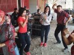 Manjakan Tamunya, Warung Sate ini Gelar Live Musik