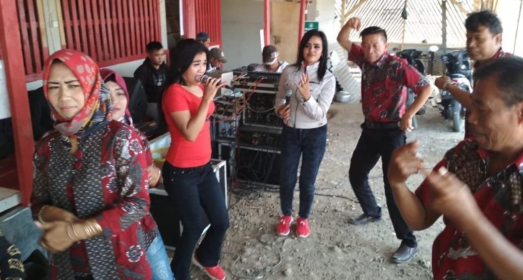 Manjakan Tamunya, Warung Sate ini Gelar Live Musik