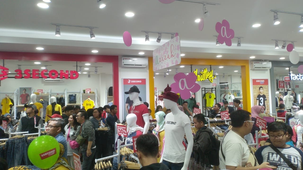 Ariel Meriahkan Grand Opening 3Second Family Store