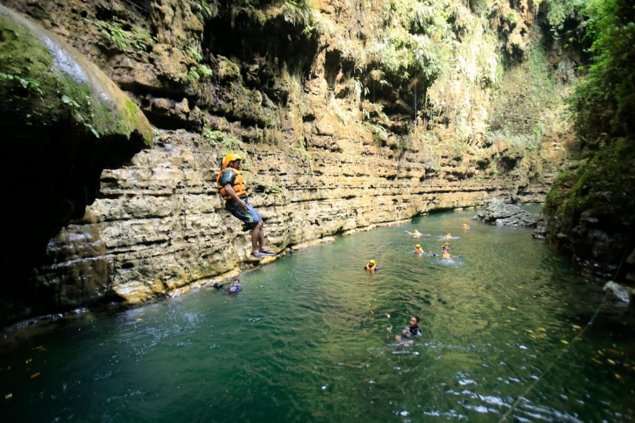 Body Rafting Menjadi Alternatif Liburan Keluarga di Green Canyon