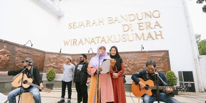 Hari Musik Balada: Umi Berpuisi, Kang Yana Bernyanyi