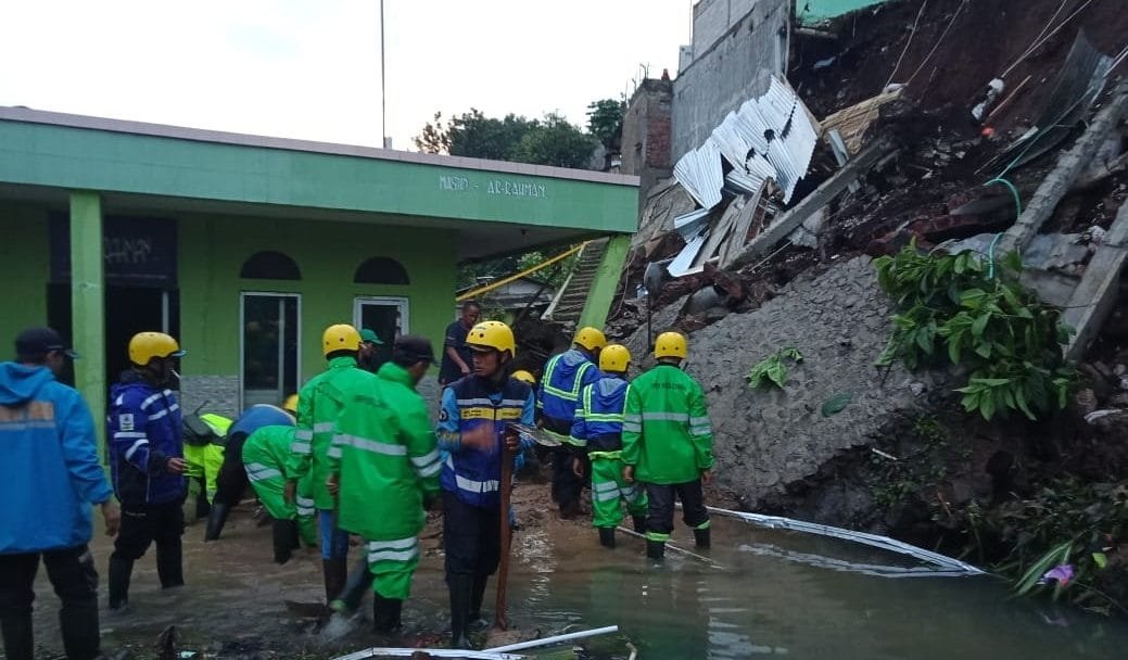 Tebing Penahan BPJS TK Timpa Bangunan Warga di Cimahi