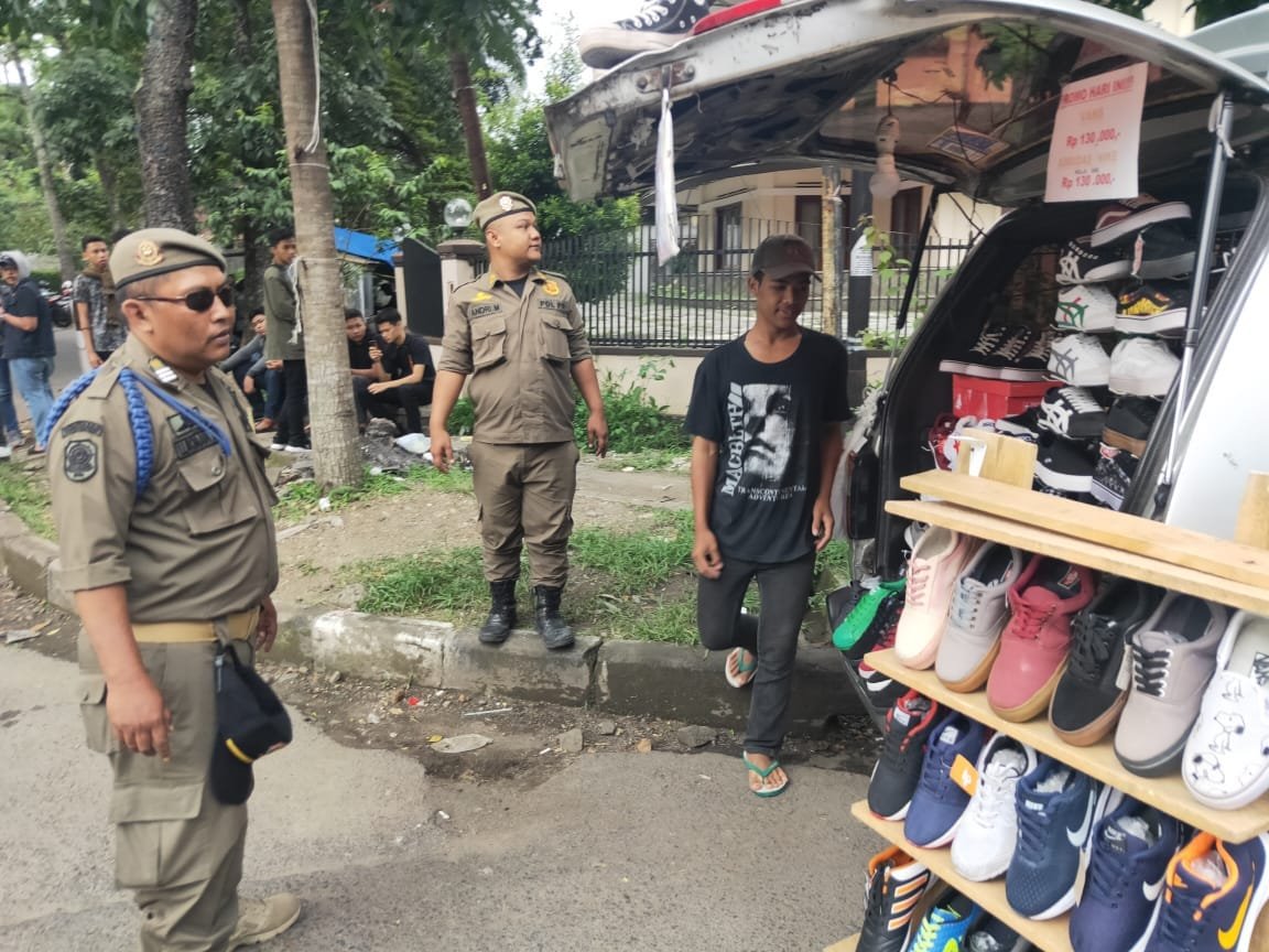 Jalan Diponegoro Bandung Steril dari Mobil Toko