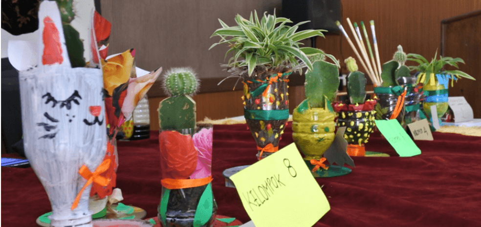 Universitas Widyatama Dampingi Warga Derwati, Berkreasi Gunakan Botol Plastik Bekas