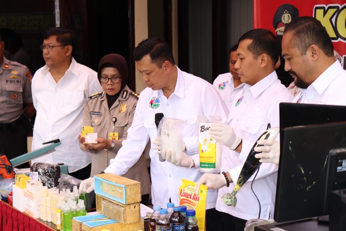  Pabrik  Kosmetik Ilegal di  Bandung  Raup Puluhan Juta Per 