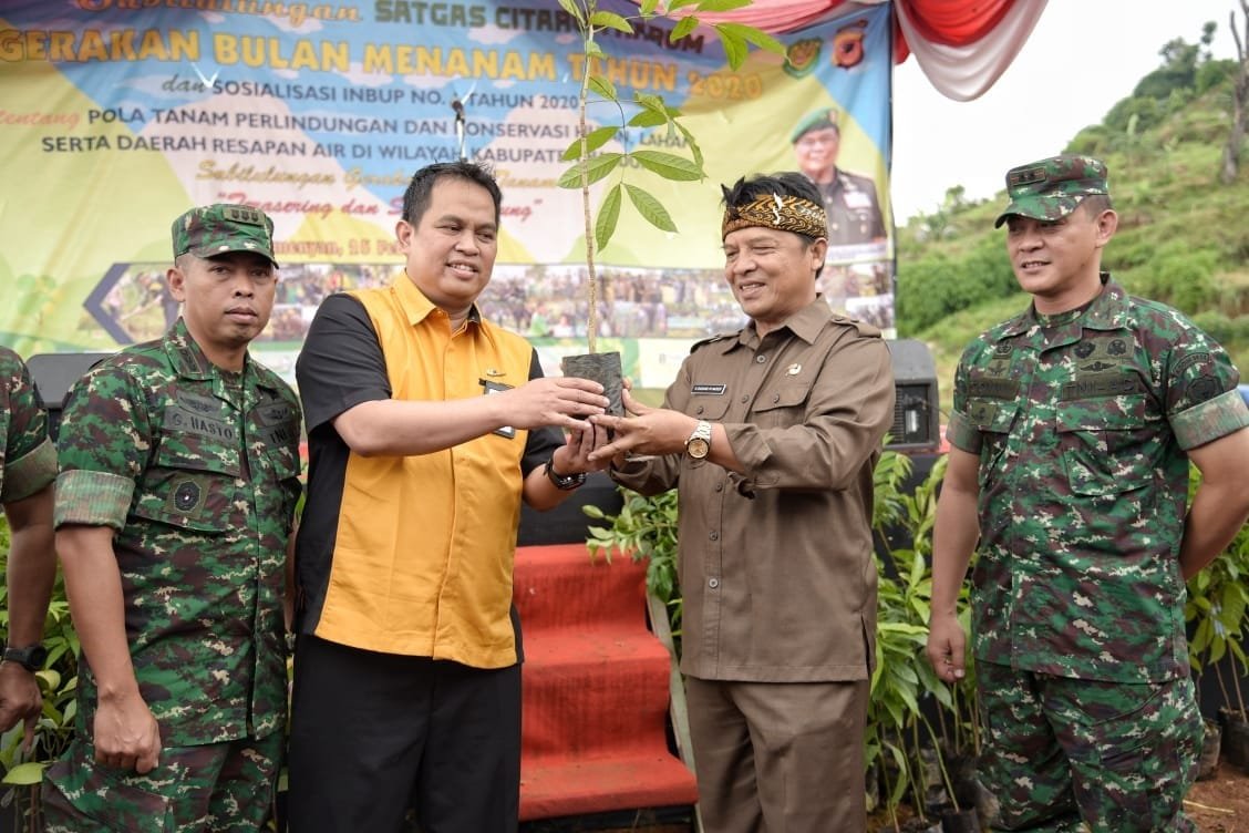 Bupati Ajak Petani Tanam Sabuk Gunung