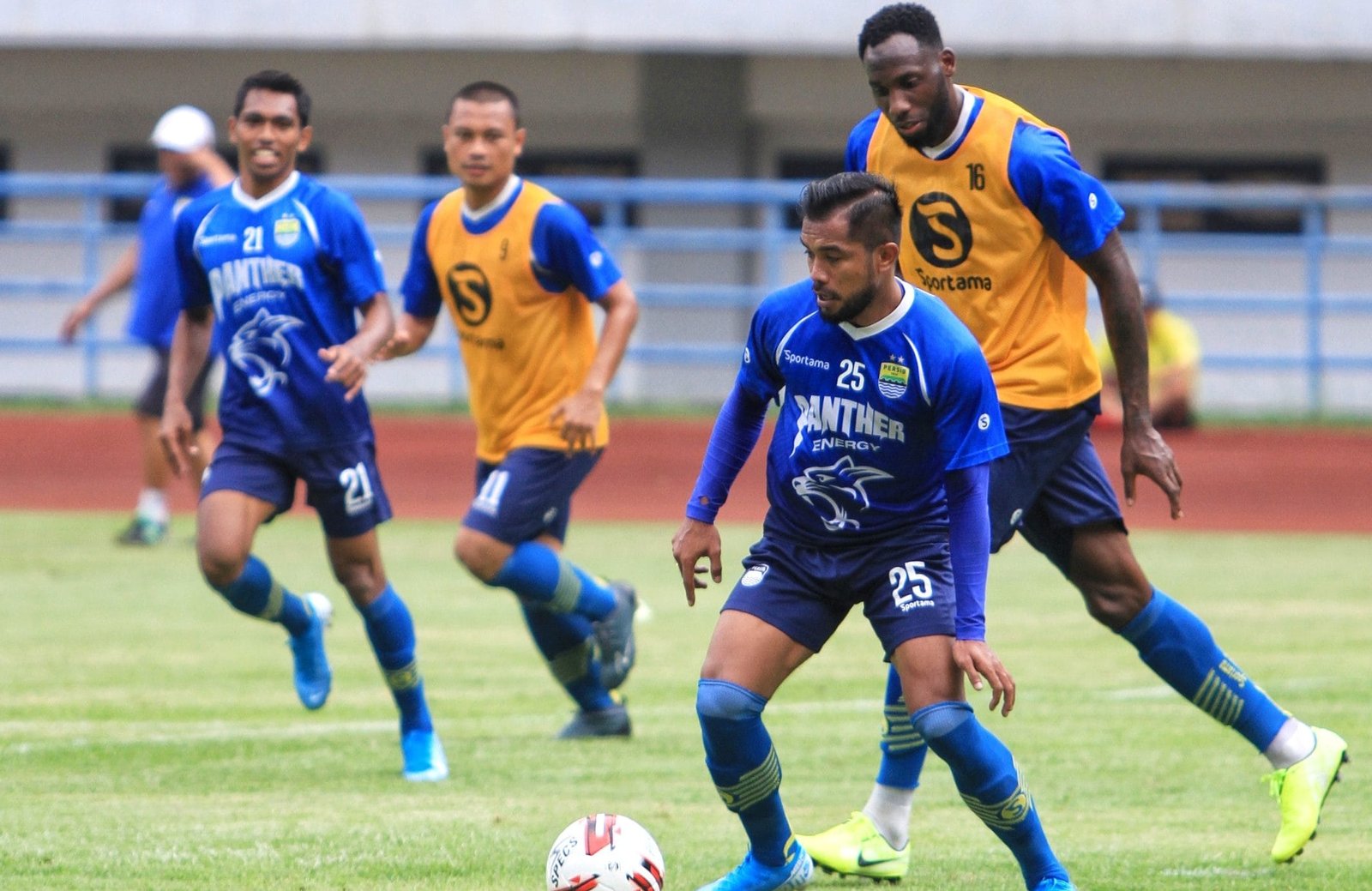 Persib Bandung Boyong 20 Pemain ke Malang
