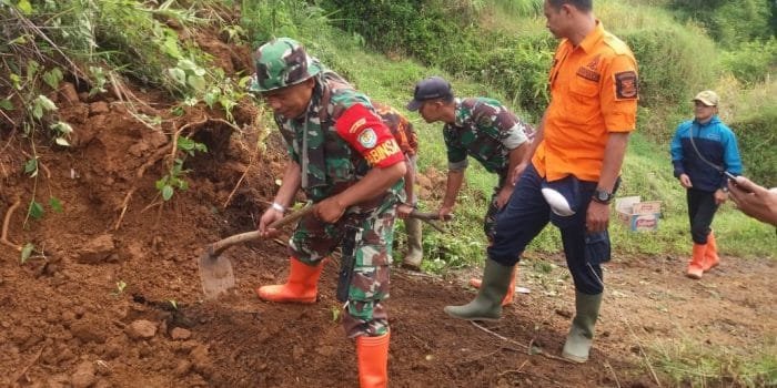 Tanah Lonsgsor Tutup Akses Jalan