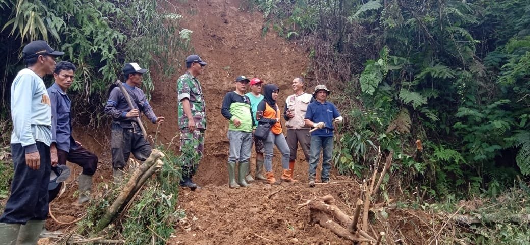 Rumah Tertimbun longsor, Akses Jalan Tertutup