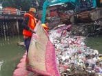 Masih Ada Warga Buang Kasur ke Sungai