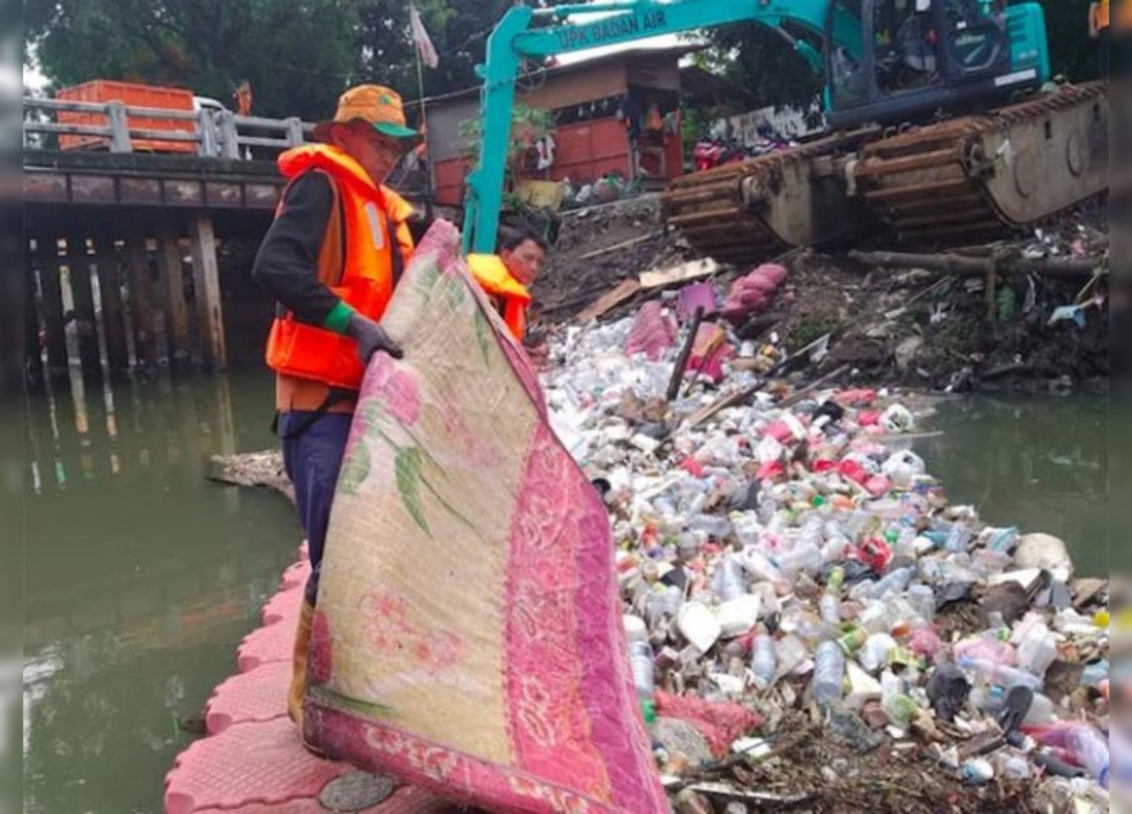 Masih Ada Warga Buang Kasur ke Sungai