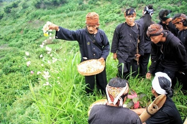 Tabur Bunga untuk Korban Longsor