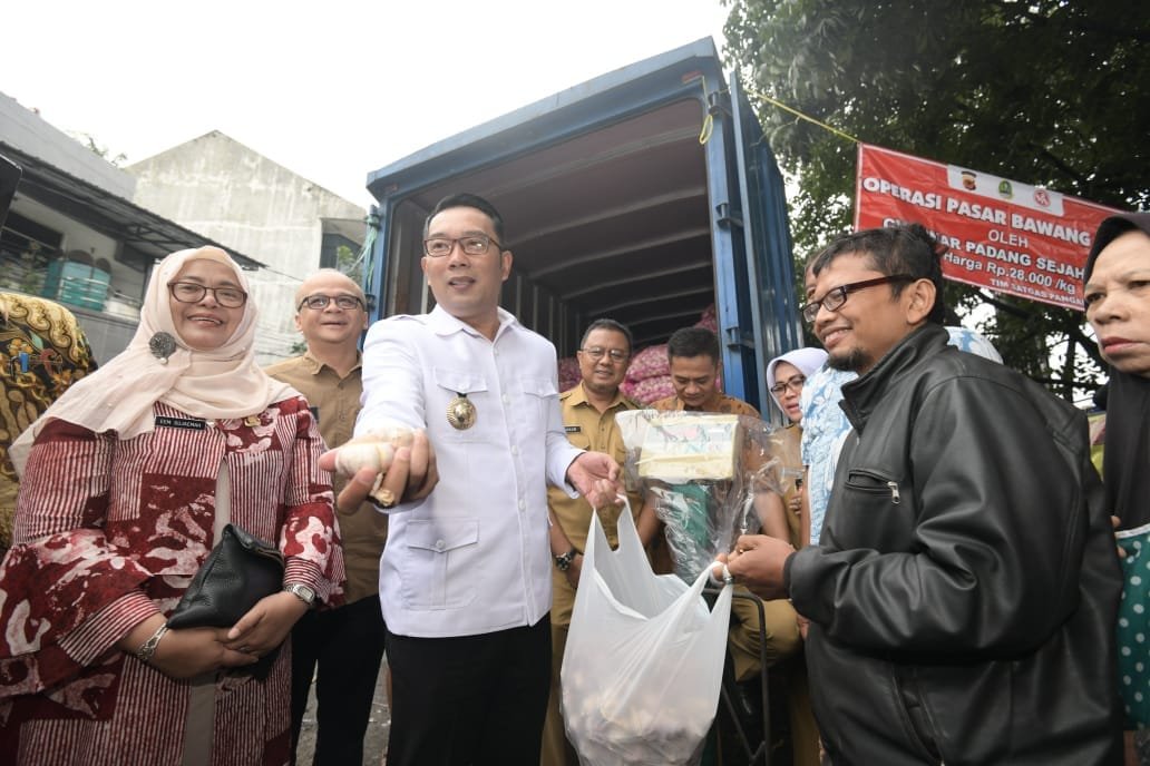 Pimpin Operasi Pasar, Ridwan Kamil Jual Bawang Putih Rp 28 ribu per Kilogram