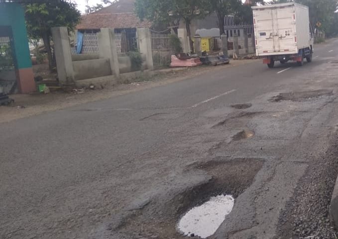 Jalan di Subang Rusak Dan Berlubang Keselamatan Pengendara Terancam