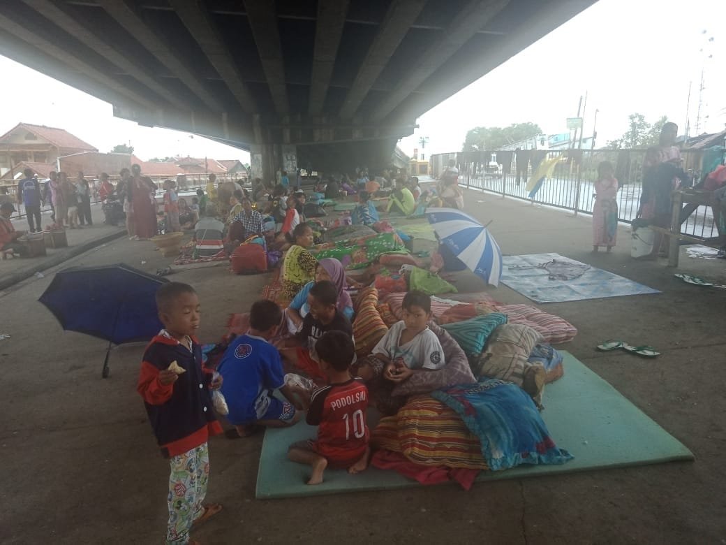 Warga Ngungsi ke Kolong Jembatan
