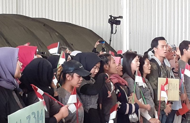 WNI dari Wuhan Menangis saat Indonesia Raya Dikumandangkan