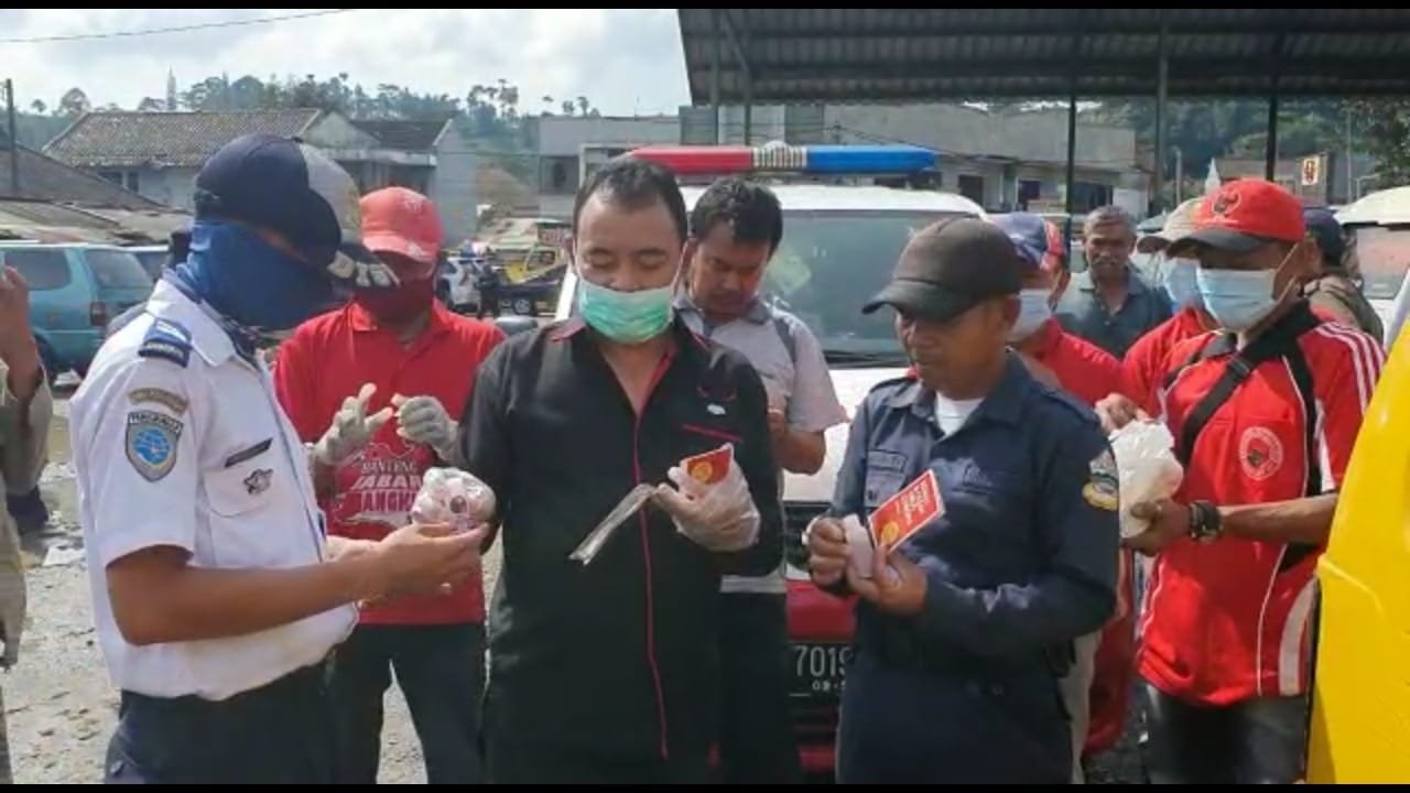 Minimalisir Penyebaran Virus Corona, Angkot Disemprot Disinfektan