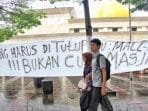 Massa Turunkan Paksa Spanduk Maklumat Cegah Corona di Masjid Raya Bandung