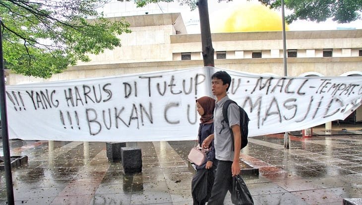 Massa Turunkan Paksa Spanduk Maklumat Cegah Corona di Masjid Raya Bandung