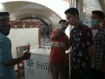 Masjid Pusdai Bandung Tetap Gelar Jumatan, Jamaah Dicek Suhu Tubuh